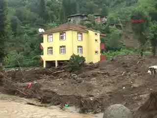 rize-ek-iki-katli-bina-6-saniyede-yerle-bir-oldu