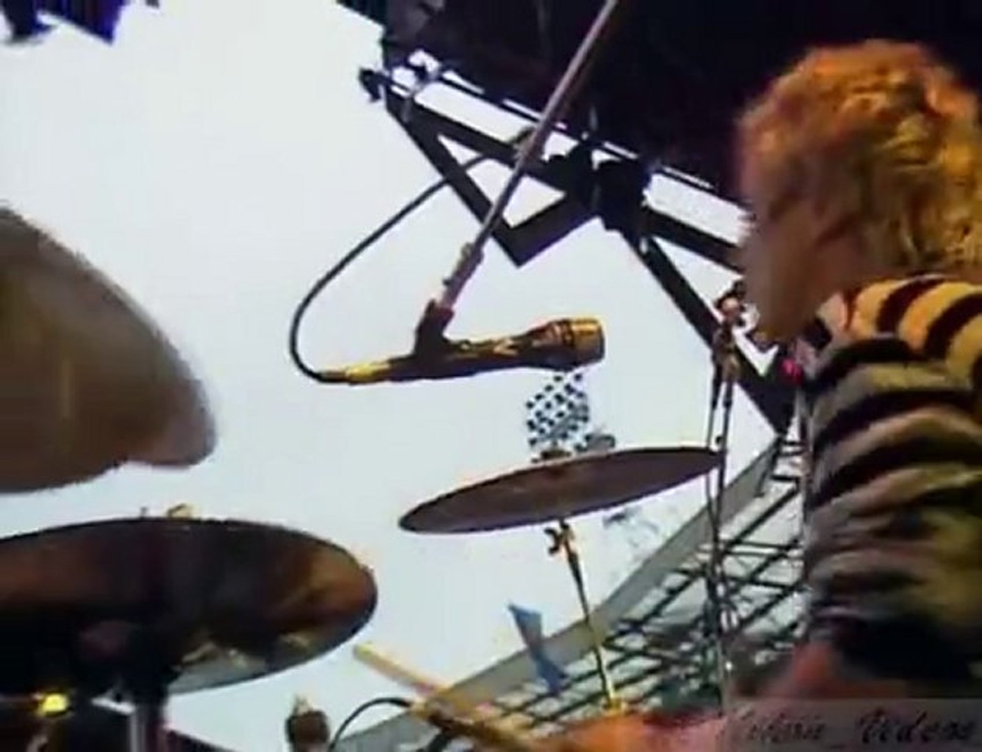Queen Under Pressure Live At Wembley Video Dailymotion
