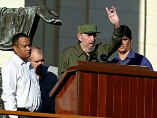 Fidel Castro préside une manifestation à La Havane