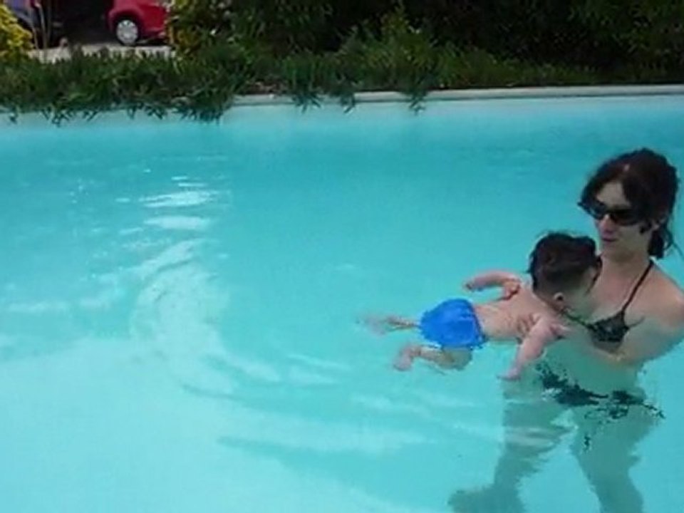 Felix dans la piscine