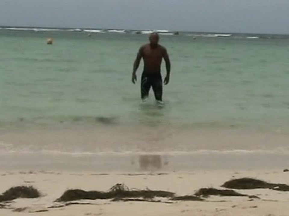 Nage 12 Heure entre 4 Cyclone Ouragan Tempête Tropicale EARL