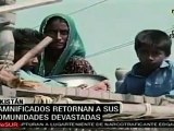 Niños pakistaníes comienzan a recibir clases en campamento