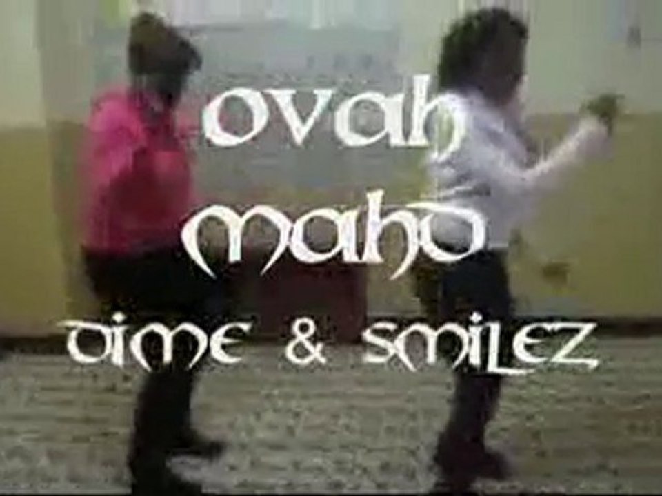 Merci de danser vers 1min33 sur du ZaZa TWiNS (Danseurs USA)