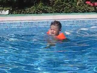 Amaury tout seul dans la piscine, merci Luis! Août 2010