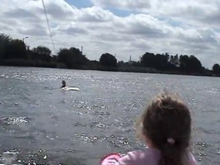 Ulrich se casse le pieds après 1 minute de wakeboard