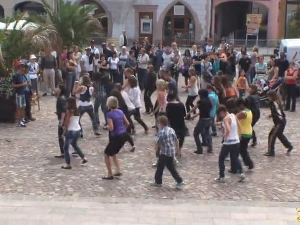 FLASHMOB KUDURO 2010 PLACE DE LA REUNION MULHOUSE