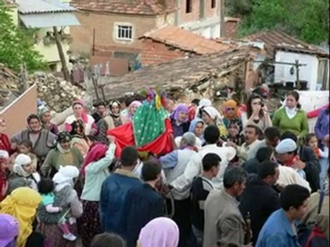 seher vakti caldım yarin kapısını