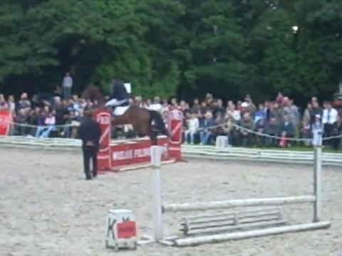 Piotr Górecki upada z konia podczas zawodów