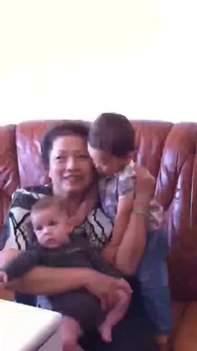 Grand Mère Tan Et Le Cousin