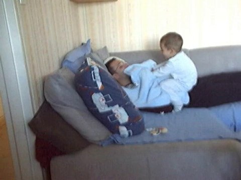 Cache-cache sur canapé !