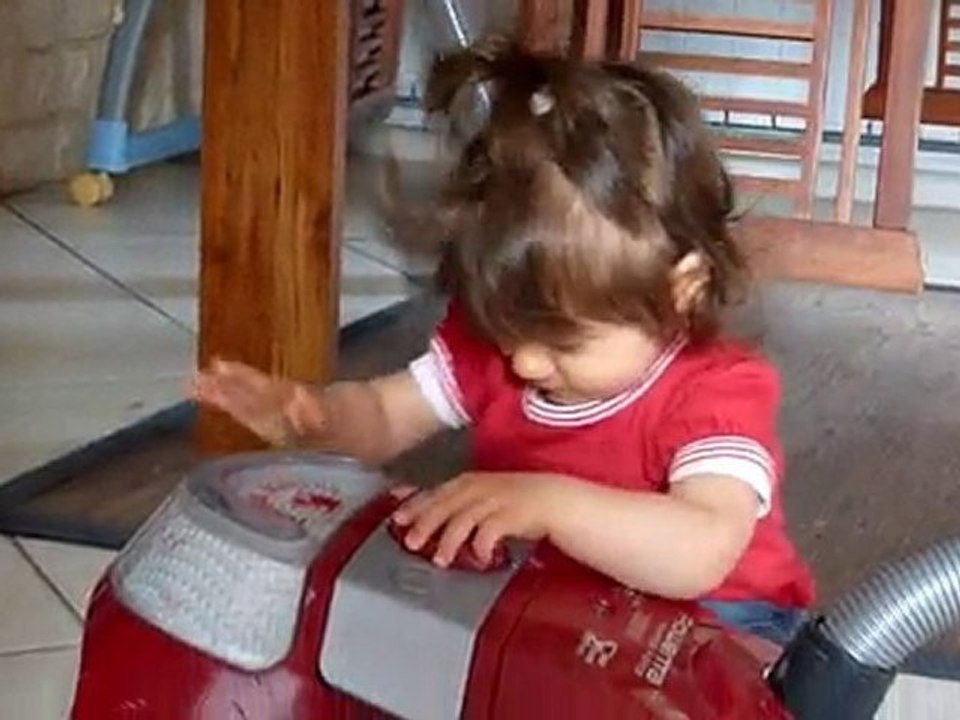 Célyna et l'aspirateur