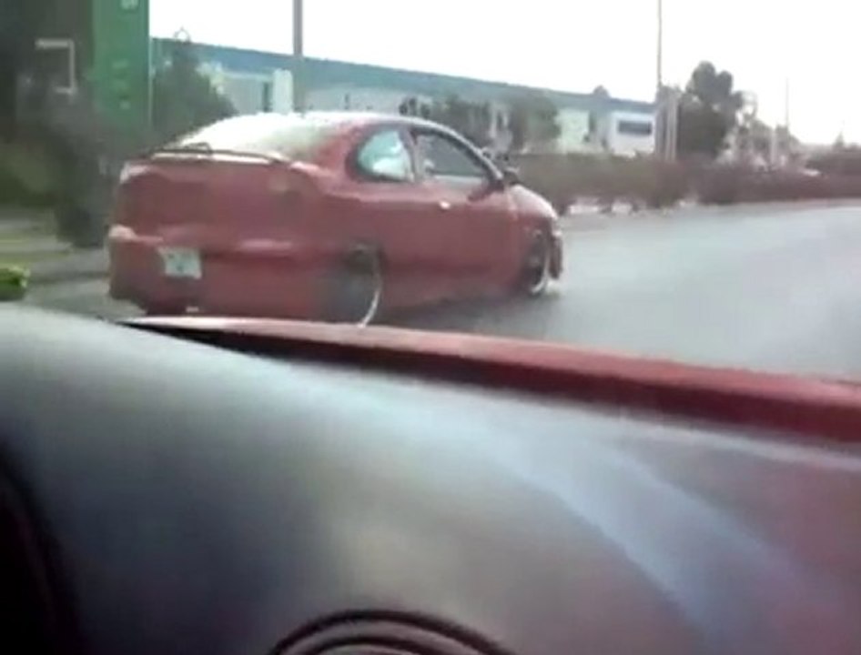 Peugeot 106 GTI vs Renault Megane Coupe - Street Racing