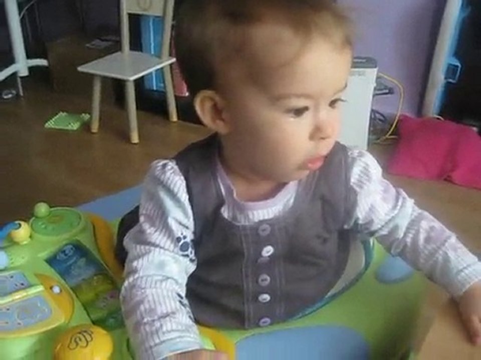 Miss Louane qui essaye de sortir du trotteur