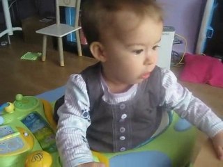 Miss Louane qui essaye de sortir du trotteur