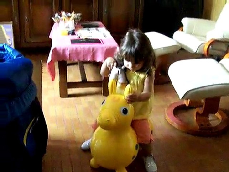 Téa danse sur son dada