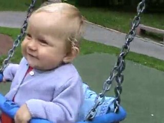 ma bellote qui fait de la balancoire