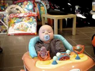 Brooke dans son trotteur