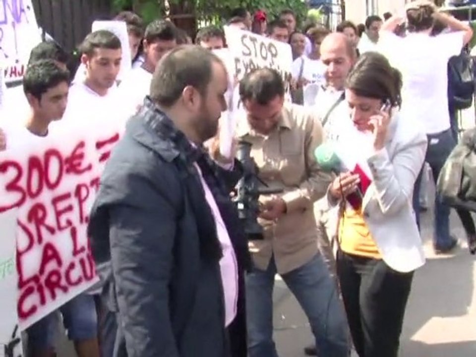 Des Roms manifestent en Roumanie contre les exp...
