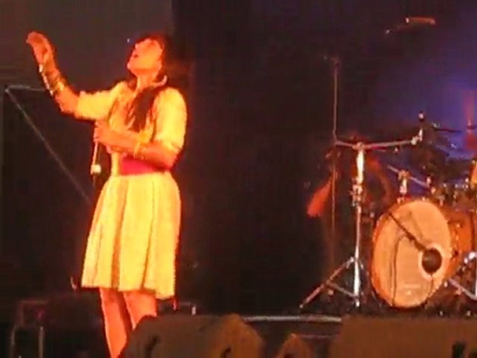 hindi zahra ,set me free, live, solidays 2010 Vidéo Dailymotion
