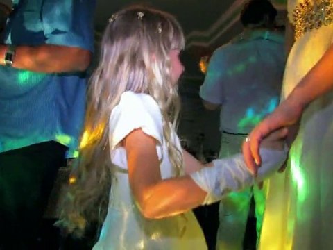 Первый танец молодых на банкете-