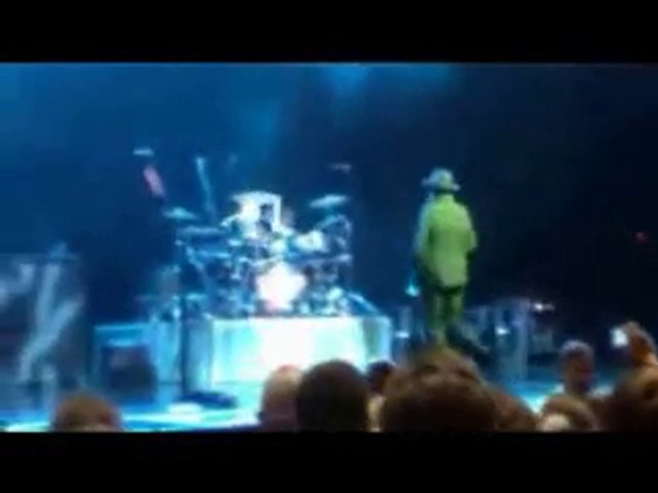 Cantante vola dal palco