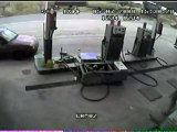 Incapace alla guida distrugge pompa di benzina