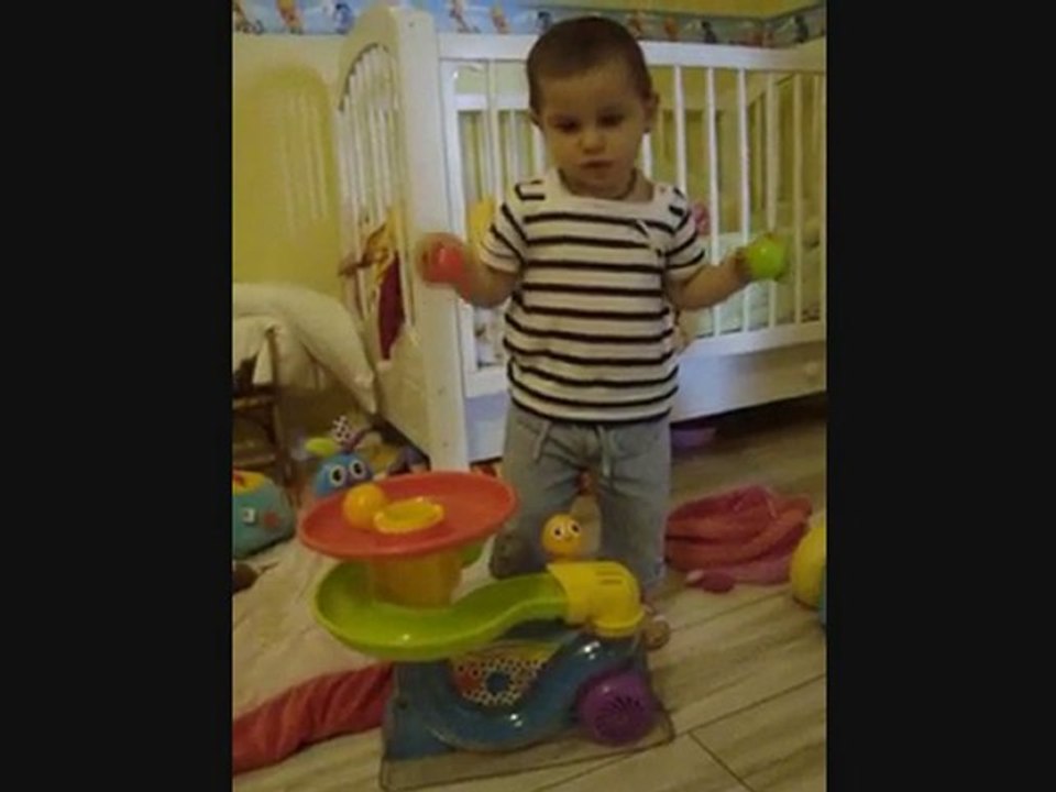 Emma danse et dit "merci"