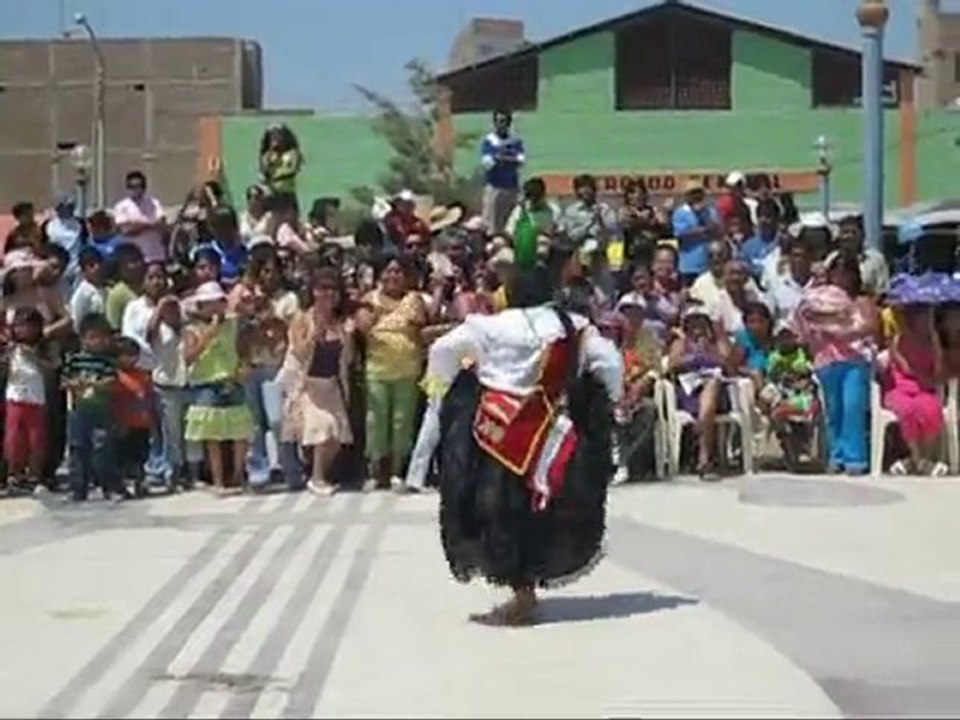 MARINERA etenana con botella de chicha en la cabeza