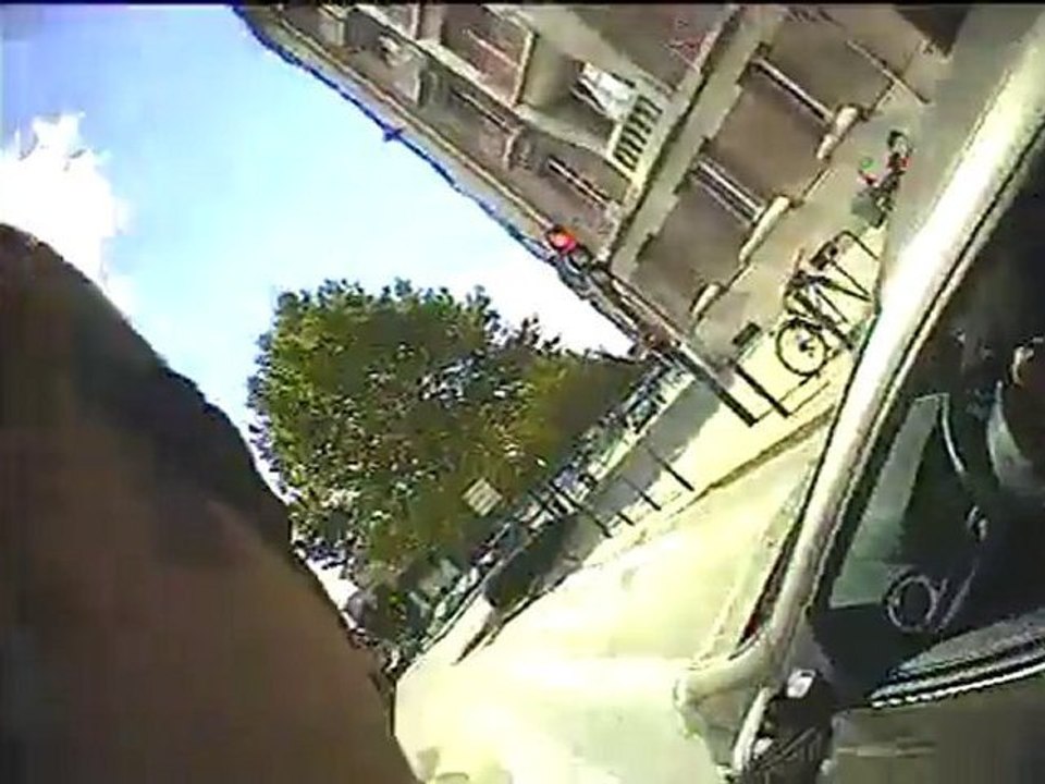 Super Titi arrose une conductrice à Grenoble !