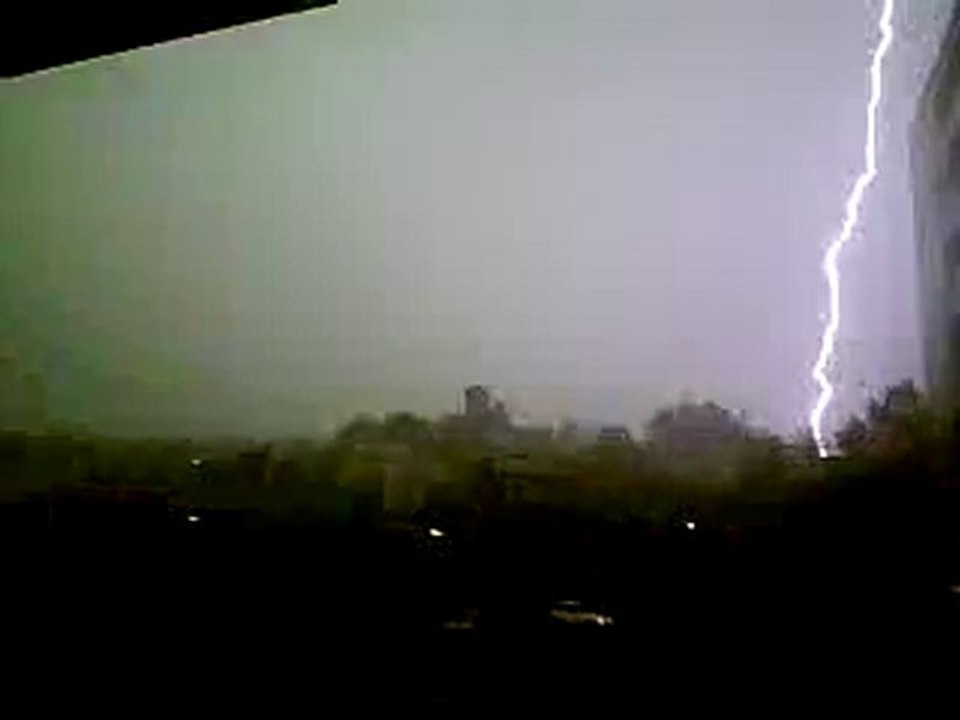 Orage Violent, la foudre tombe Drome vigilance Orage