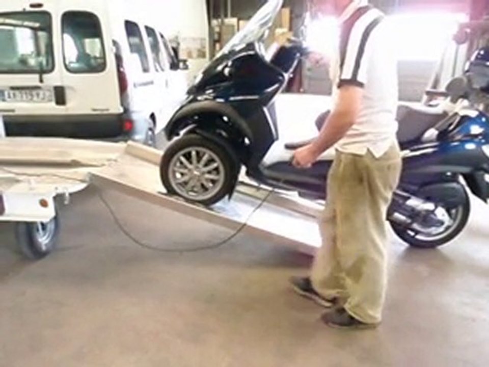 Chargement d'un piaggio mp3 LT 400cc