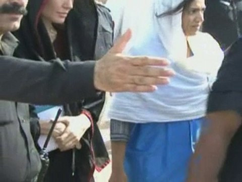Angelina Jolie meets Pakistan flood victims