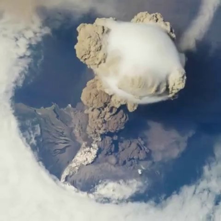 Volcan Sarychev  éruption vu du ciel en 3d