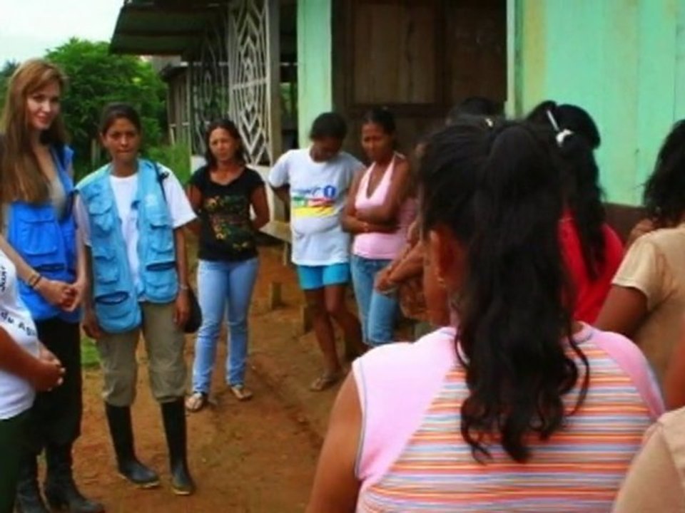 SNTV - Angelina Jolie lends hand to Pakistan