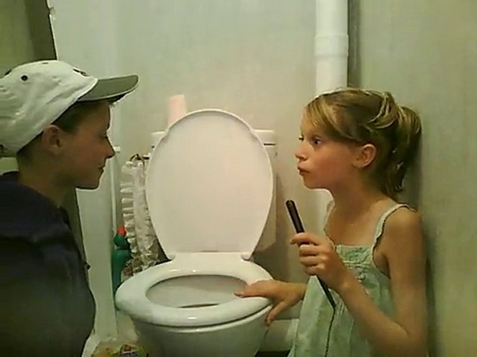 un gars une fille au toillette