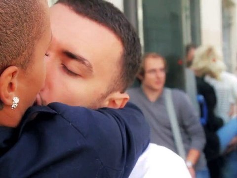 Baisers sauvages dans les rues de Paris