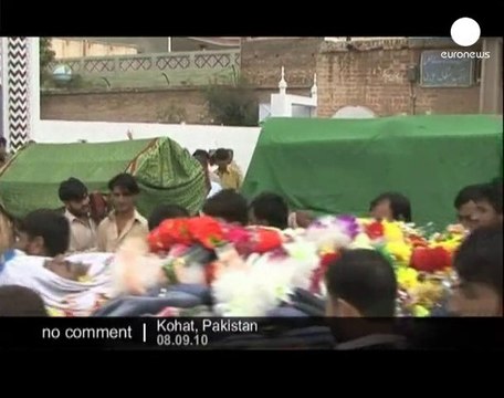Funerals for Pakistan car bomb victims - no comment