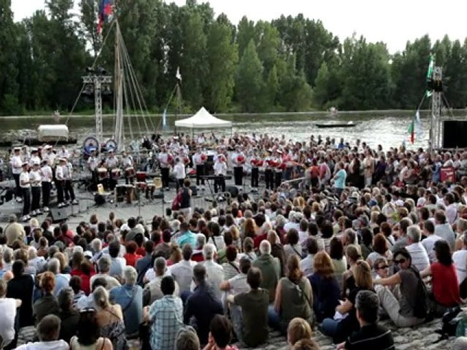 Le Bagad de Lann-Bihoué en concert pour la Caravane