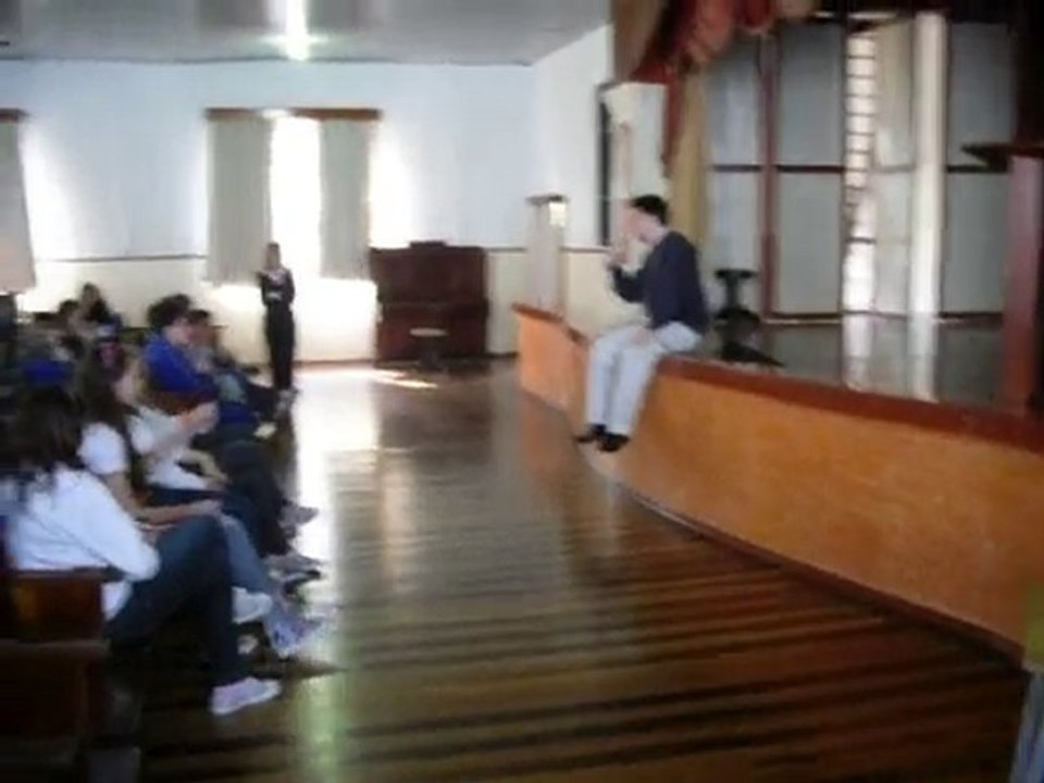 Luis Eduardo Matta conversa com jovens leitores (SC)