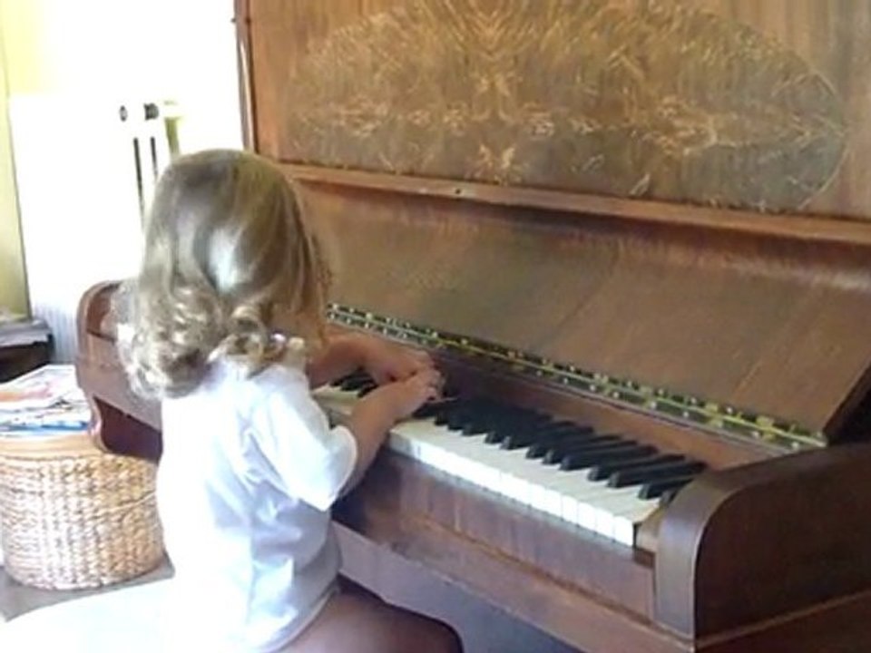 Isaure au piano