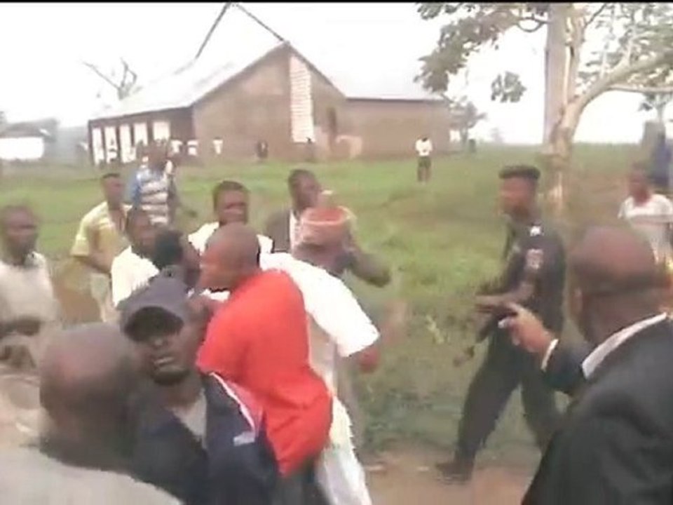 Des Congolais s'opposent aux policiers