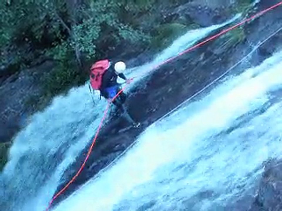 Canyoning Ardèche : rappel arrosé dans "Pré Buisson Vert" !