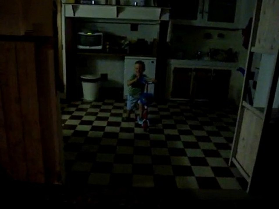 Eskil fait de la trotinette 2