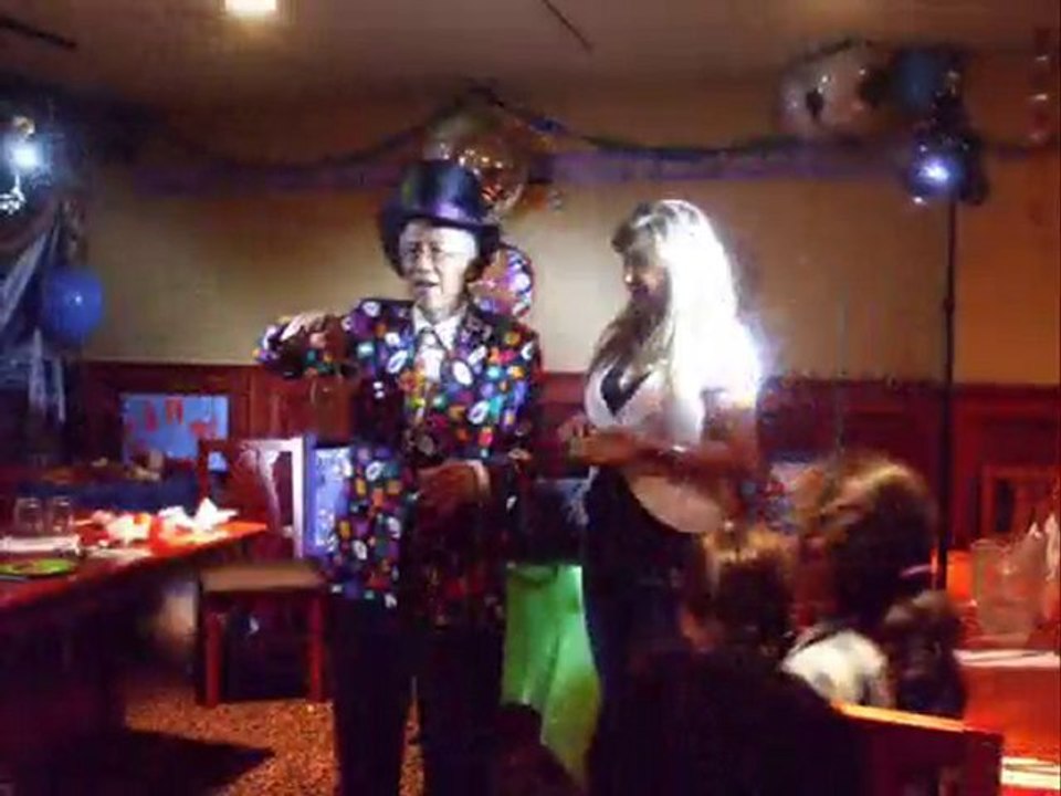 $75 - Dinner Table-Hopping Magician Vancouver Surrey BC