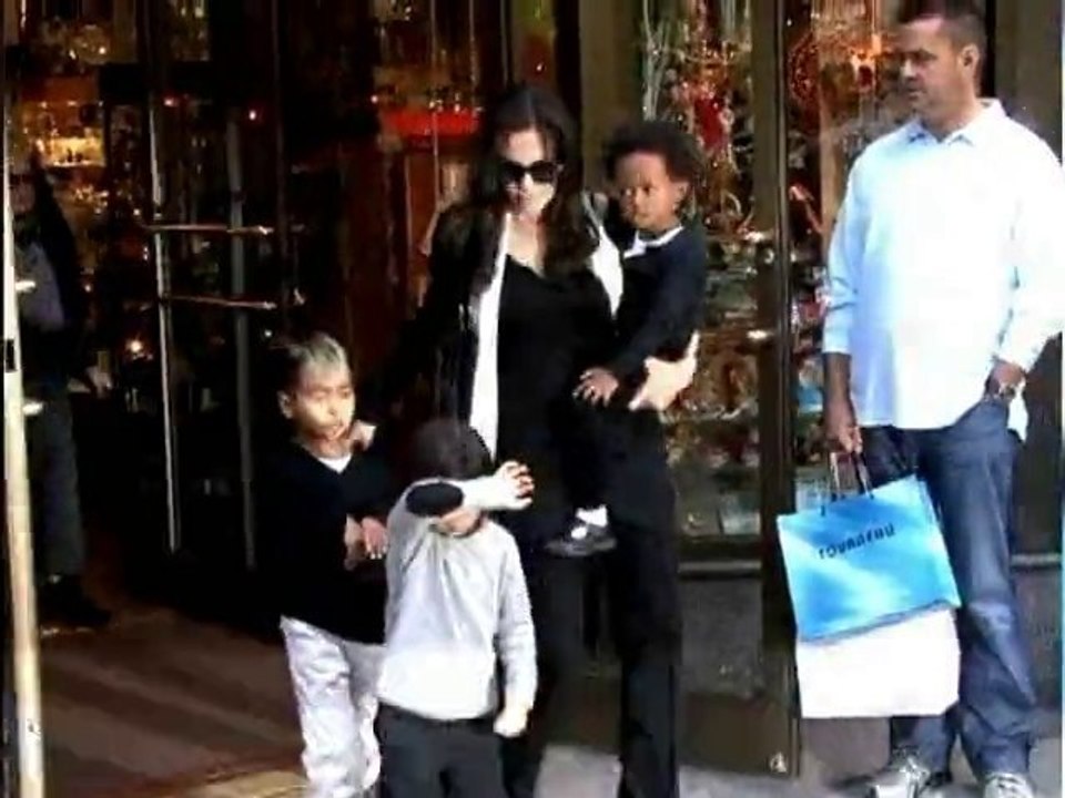 SNTV - Angelina claims, "I don't have a lot of friends."