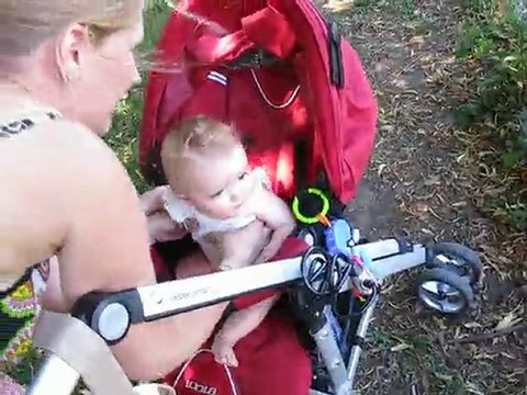 Je tiens assise pour la premiere fois . 11 juillet 2010