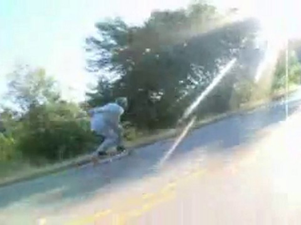 Lebensmüde Longboard Fahrer