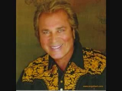 ENGELBERT HUMPERDINCK -AM I THE LOVER .wmv.