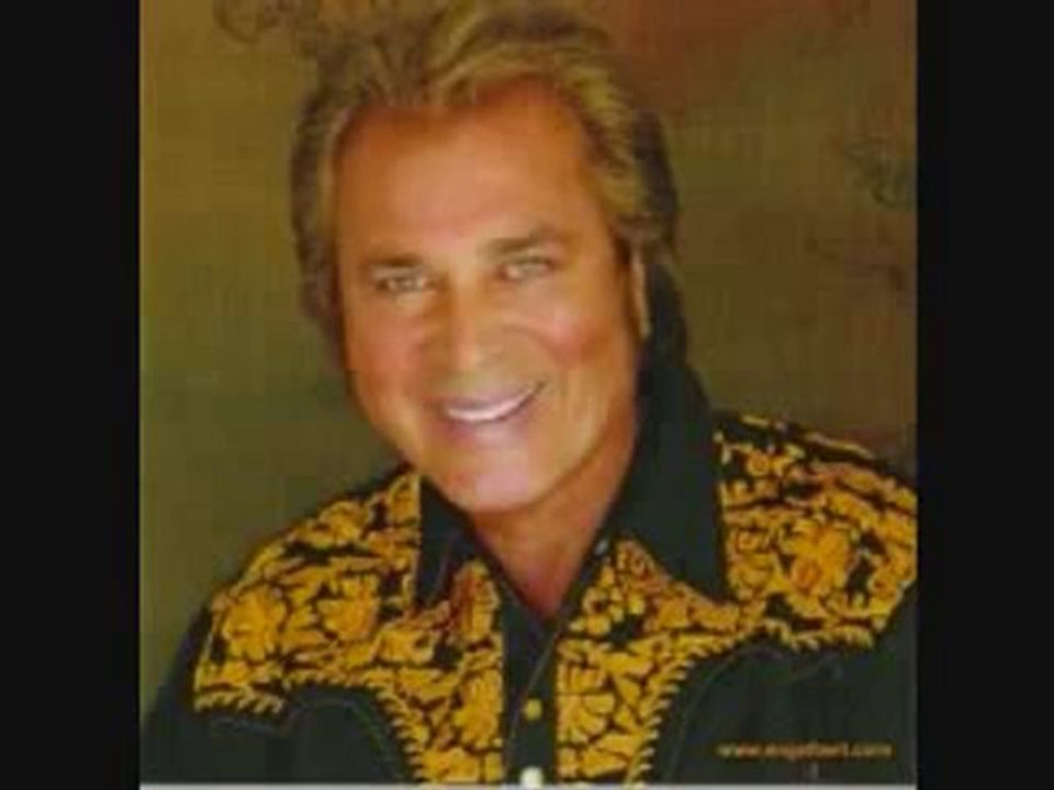 ENGELBERT HUMPERDINCK  -AM I THE LOVER .wmv.