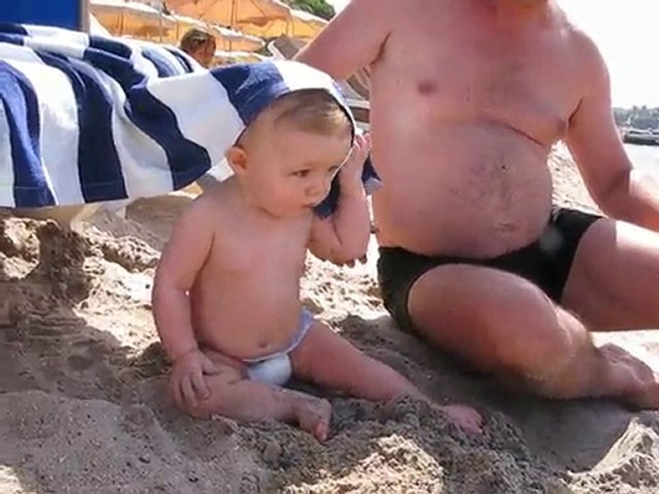 premiers jeux dans le sable 23 Juillet 2010      MVI_1790